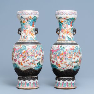 A pair of Chinese Nanking famille rose crackle-glazed 'warrior' vases, 19th C. — photo 3