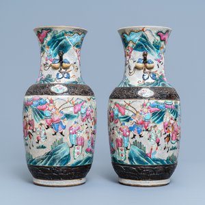 A pair of Chinese Nanking famille rose crackle-glazed 'warrior' vases, 19th C. — 照片 2