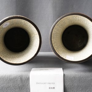A pair of Chinese Nanking famille rose crackle-glazed 'warrior' vases, 19th C. — 照片 9