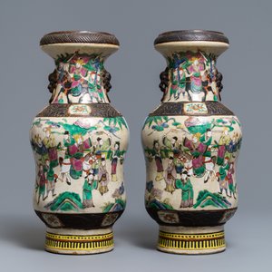 A pair of Chinese Nanking famille rose vases, 19th C. — 照片 3