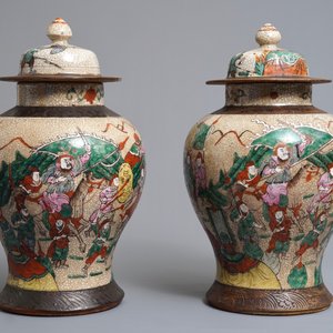 A pair of Chinese Nanking famille rose vases and covers with warriors, 19/20th C. — 照片 4