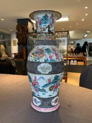 A pair of Chinese Nanking famille rose vases with narrative design, 19th C. — photo 1