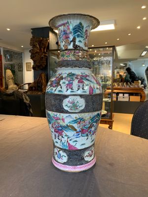 A pair of Chinese Nanking famille rose vases with narrative design, 19th C. — photo 3