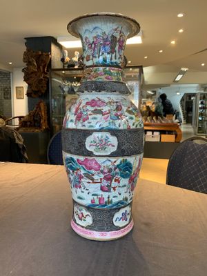 A pair of Chinese Nanking famille rose vases with narrative design, 19th C. — photo 4