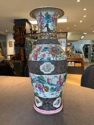 A pair of Chinese Nanking famille rose vases with narrative design, 19th C. — photo 7
