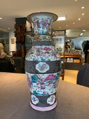 A pair of Chinese Nanking famille rose vases with narrative design, 19th C. — photo 8