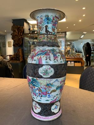 A pair of Chinese Nanking famille rose vases with narrative design, 19th C. — photo 9