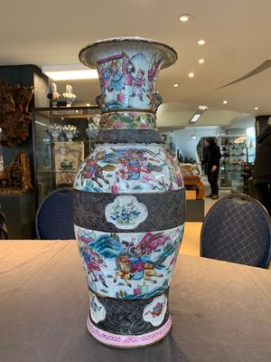 A pair of Chinese Nanking famille rose vases with narrative design, 19th C. — photo 10