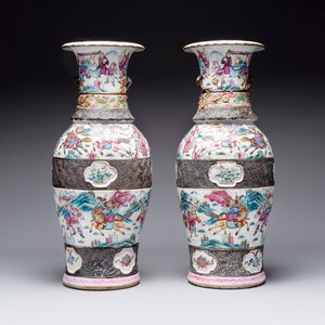 A pair of Chinese Nanking famille rose vases with narrative design, 19th C. — photo 1