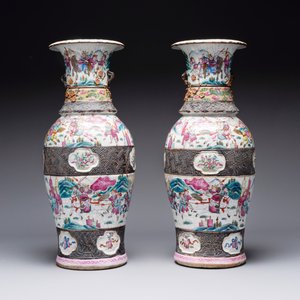 A pair of Chinese Nanking famille rose vases with narrative design, 19th C. — photo 2