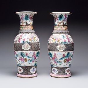 A pair of Chinese Nanking famille rose vases with narrative design, 19th C. — photo 3