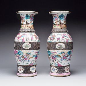 A pair of Chinese Nanking famille rose vases with narrative design, 19th C. — photo 4