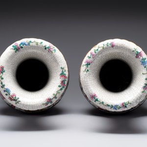 A pair of Chinese Nanking famille rose vases with narrative design, 19th C. — photo 5