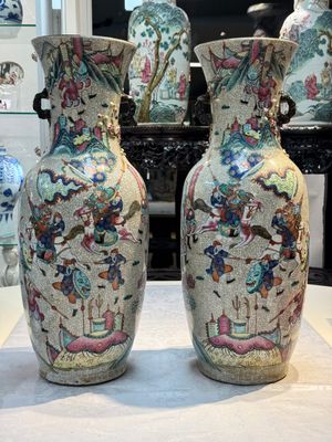 A pair of Chinese Nanking famille rose vases with narrative design, Chenghua mark, 19th C. — photo 1