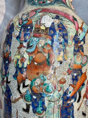 A pair of Chinese Nanking famille rose vases with narrative design, Chenghua mark, 19th C. — photo 12