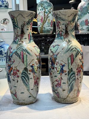 A pair of Chinese Nanking famille rose vases with narrative design, Chenghua mark, 19th C. — photo 2
