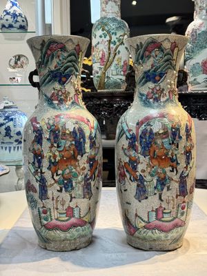 A pair of Chinese Nanking famille rose vases with narrative design, Chenghua mark, 19th C. — photo 3