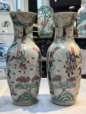 A pair of Chinese Nanking famille rose vases with narrative design, Chenghua mark, 19th C. — photo 4