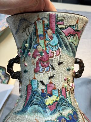 A pair of Chinese Nanking famille rose vases with narrative design, Chenghua mark, 19th C. — photo 6