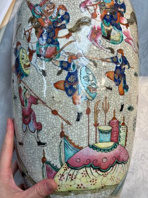 A pair of Chinese Nanking famille rose vases with narrative design, Chenghua mark, 19th C. — photo 8