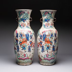 A pair of Chinese Nanking famille rose vases with narrative design, Chenghua mark, 19th C. — photo 1