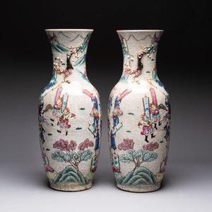 A pair of Chinese Nanking famille rose vases with narrative design, Chenghua mark, 19th C. — photo 2