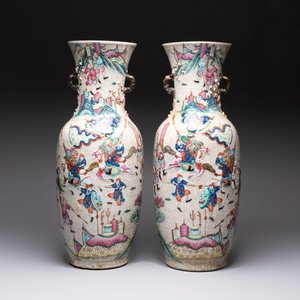 A pair of Chinese Nanking famille rose vases with narrative design, Chenghua mark, 19th C. — photo 3