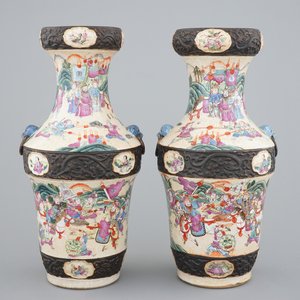 A pair of Chinese Nanking famille rose vases with warrior scenes, 19th C. — 照片 1