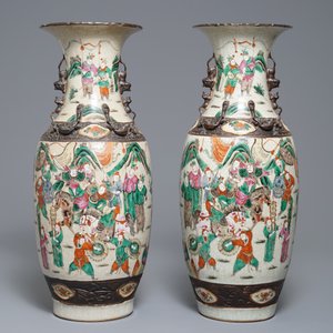 A pair of Chinese Nanking famille rose vases with warriors, 19th C. — 照片 3
