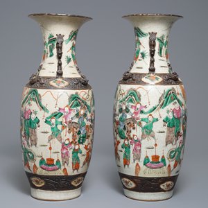 A pair of Chinese Nanking famille rose vases with warriors, 19th C. — 照片 4