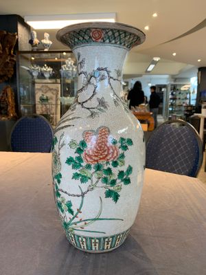 A pair of Chinese Nanking famille verte crackle-glazed vases, a famille rose vase and a blue and white celadon-ground vase, Chenghua mark, 19th C. — photo 2