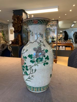 A pair of Chinese Nanking famille verte crackle-glazed vases, a famille rose vase and a blue and white celadon-ground vase, Chenghua mark, 19th C. — photo 21