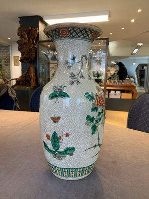A pair of Chinese Nanking famille verte crackle-glazed vases, a famille rose vase and a blue and white celadon-ground vase, Chenghua mark, 19th C. — photo 22
