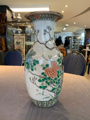 A pair of Chinese Nanking famille verte crackle-glazed vases, a famille rose vase and a blue and white celadon-ground vase, Chenghua mark, 19th C. — photo 4