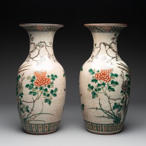 A pair of Chinese Nanking famille verte crackle-glazed vases, a famille rose vase and a blue and white celadon-ground vase, Chenghua mark, 19th C. — photo 11