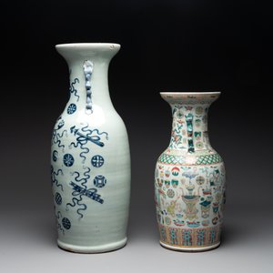 A pair of Chinese Nanking famille verte crackle-glazed vases, a famille rose vase and a celadon-ground blue and white vase, Chenghua mark, 19th C. — photo 3