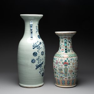 A pair of Chinese Nanking famille verte crackle-glazed vases, a famille rose vase and a celadon-ground blue and white vase, Chenghua mark, 19th C. — photo 5