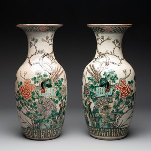 A pair of Chinese Nanking famille verte crackle-glazed vases, a famille rose vase and a celadon-ground blue and white vase, Chenghua mark, 19th C. — photo 8