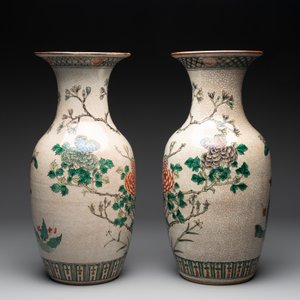 A pair of Chinese Nanking famille verte crackle-glazed vases, a famille rose vase and a celadon-ground blue and white vase, Chenghua mark, 19th C. — photo 9