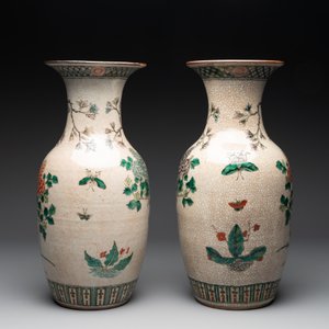A pair of Chinese Nanking famille verte crackle-glazed vases, a famille rose vase and a celadon-ground blue and white vase, Chenghua mark, 19th C. — photo 10