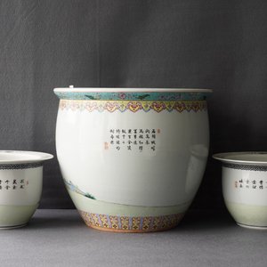 A pair of Chinese 'nine horses' vases and three famille rose jardinières, Republic, 20th C. — photo 17