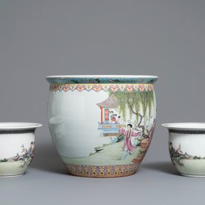 A pair of Chinese 'nine horses' vases and three famille rose jardinières, Republic, 20th C. — photo 9