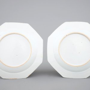 A pair of Chinese octagonal export porcelain armorial plates, Qianlong, ca. 1760 — photo 2