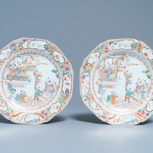 A pair of Chinese octagonal famille rose 'Mandarin acrobat' plates; Qianlong — 照片 2