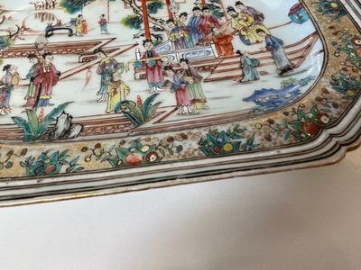 A pair of Chinese octagonal famille rose 'mandarin subject' dishes, Qianlong — 照片 12