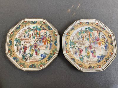 A pair of Chinese octagonal famille rose 'mandarin subject' plates, Qianlong — 照片 1