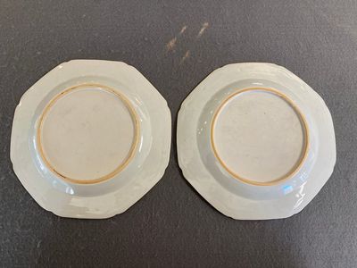 A pair of Chinese octagonal famille rose 'mandarin subject' plates, Qianlong — 照片 2