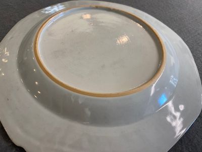 A pair of Chinese octagonal famille rose 'mandarin subject' plates, Qianlong — 照片 3