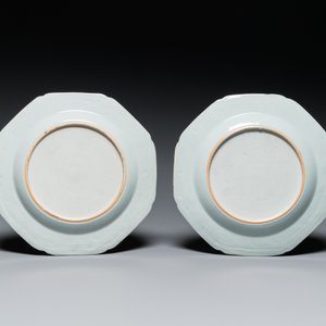 A pair of Chinese octagonal famille rose 'mandarin subject' plates, Qianlong — 照片 3