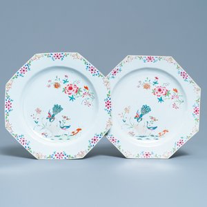 A pair of Chinese octagonal famille rose 'peacock' chargers, Qianlong — 照片 1